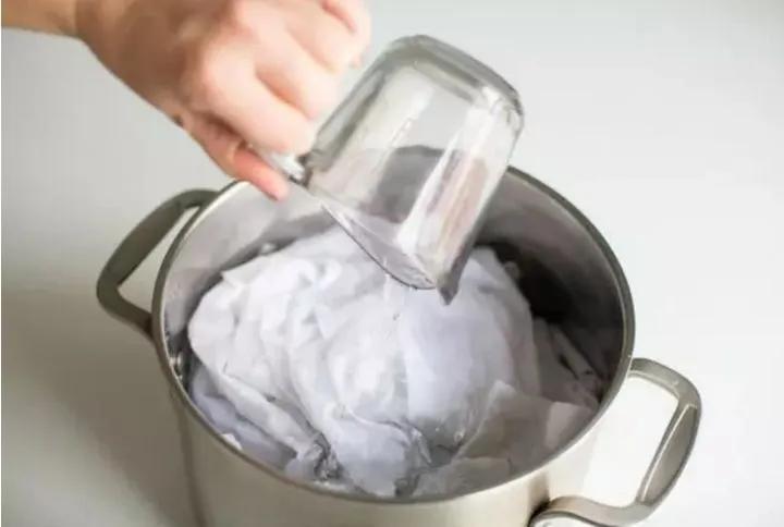 白衣服发黄了怎么办用什么方法,白衣服有黄渍要怎样去除