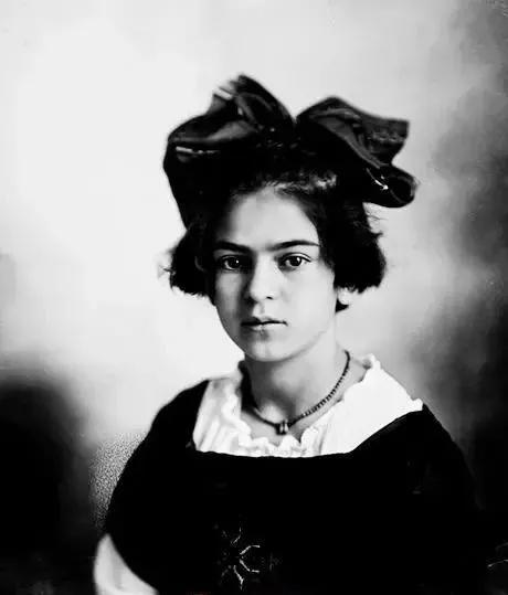 她是最有名的“荡妇”，身体残破不堪，却用画笔画出尖刻的爱情