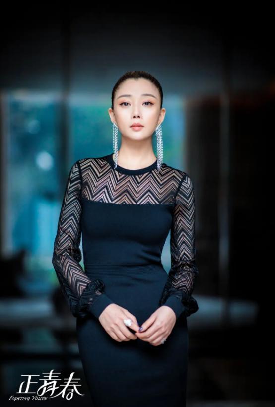 45岁视后曾翻热巴白眼，嘲唐嫣少女感，前夫入狱被男友踢屁股