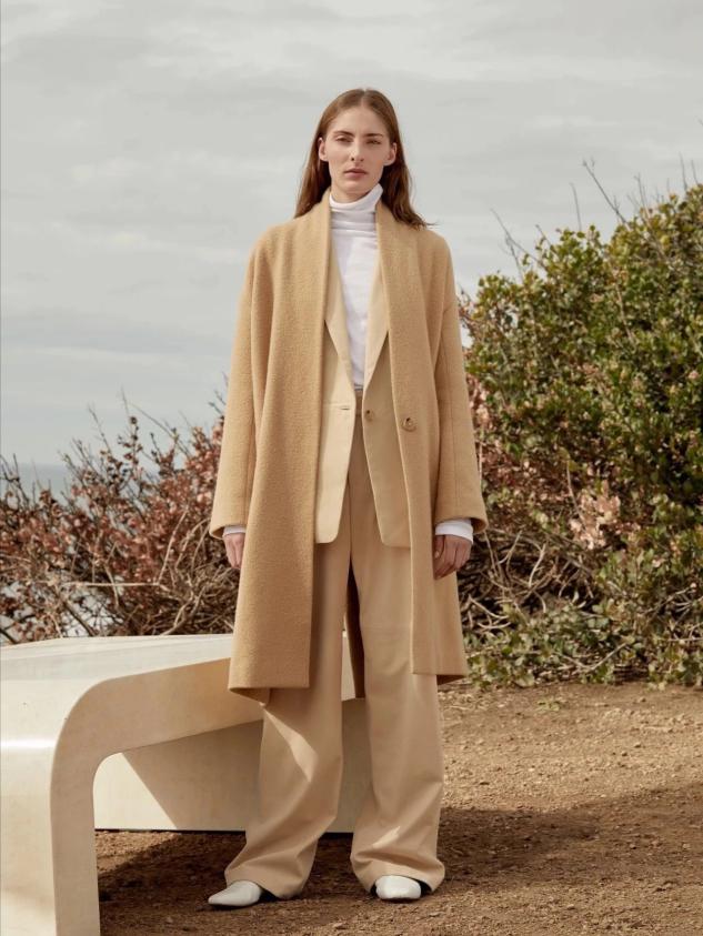 今秋火了一种外套,杏色风衣长款的最佳搭配