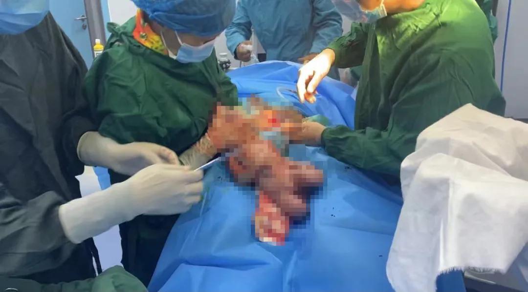 阜康医生临危授命行剖宫产手术，填补嘉黎县医院历史空白