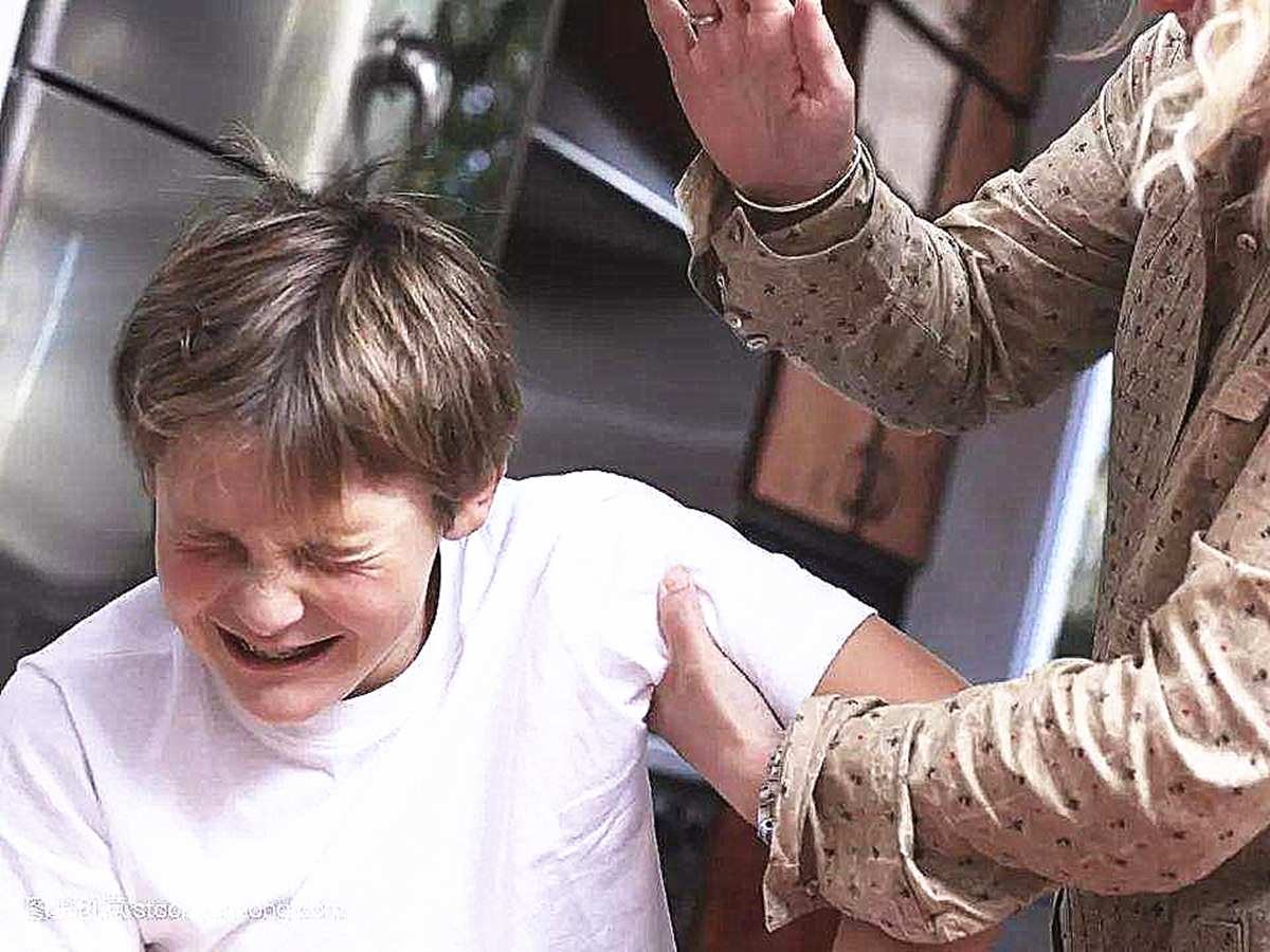 爸爸只因为一时动怒,孩子被打后倒地抽搐,医生怒斥:打哪里不好