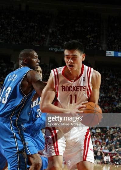 姚明给其它球员系鞋带,让姚明系鞋带的是谁