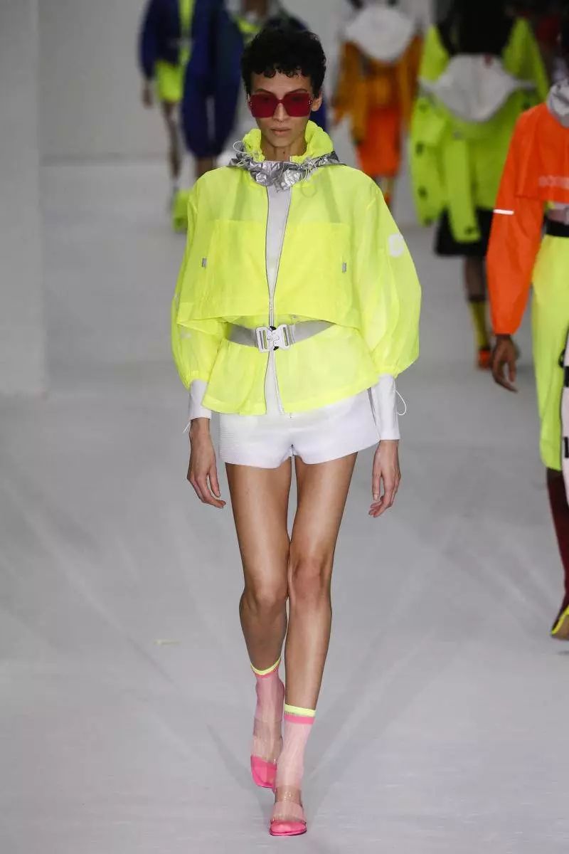 波司登羽绒时装周,波司登伦敦时装周中国红