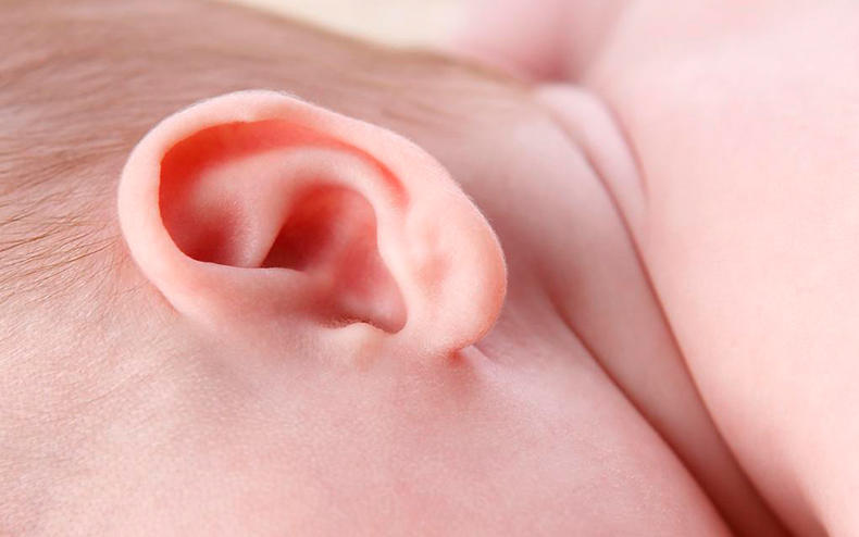 宝宝总是挠耳朵是中耳炎吗,宝宝频繁挠耳朵肿了