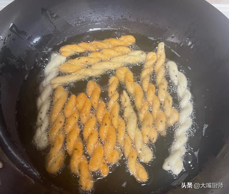炸麻花咸香酥脆,炸酥脆麻花的家常做法