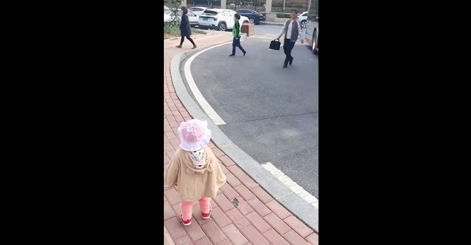 宝宝跌倒该怎么做,宝宝意外受伤正确处理方法