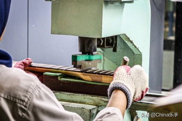 跟随帝声乐器参观世界著名吉他制造商之一Cort印度尼西亚工厂