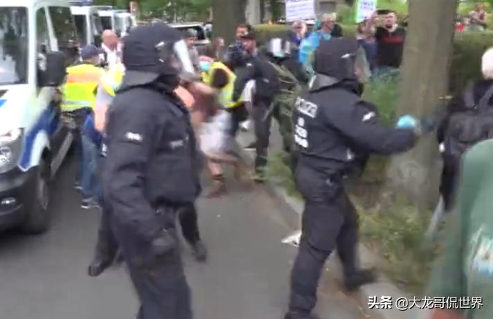 德国警察抓捕抗议者,德国警察执法遭暴打