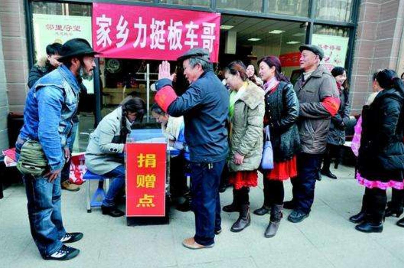 为了供孩子读书父母一天打四份工,为供两个孩子上大学四处奔波打工