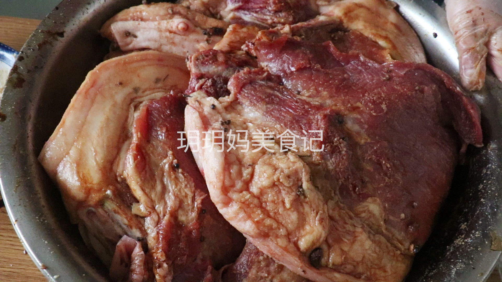 腌腊肉直接用盐腌很好吃,腌腊肉不要只放盐记住几个方法