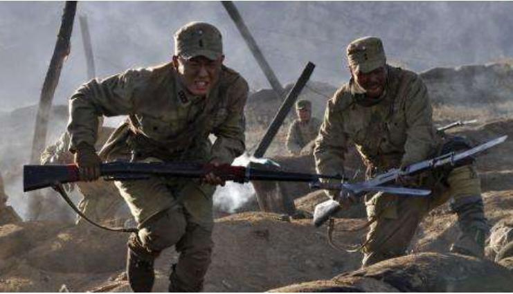 河南农妇手疼求医，医生检查手臂惊得报警，掏出证件民警给她敬礼