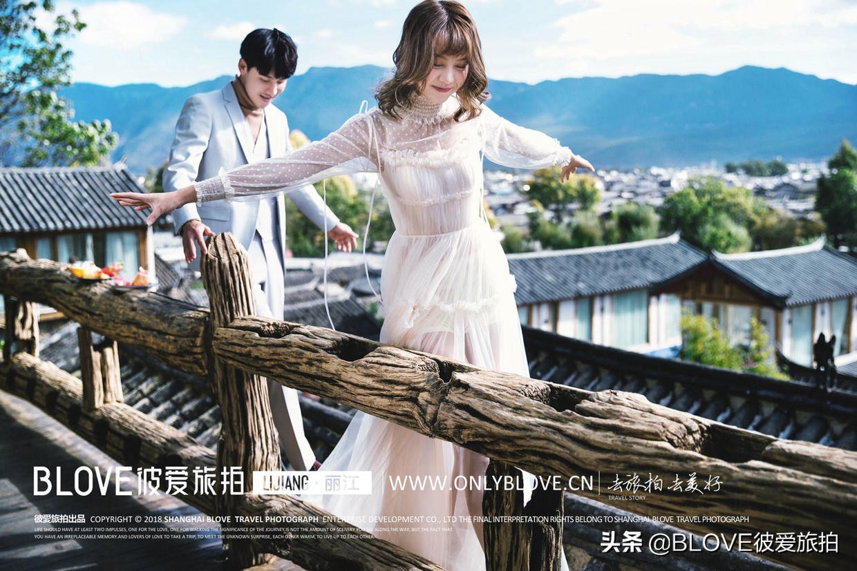 丽江束河古镇客栈楼顶婚纱照旅拍,阜阳丽江婚纱照旅拍推荐
