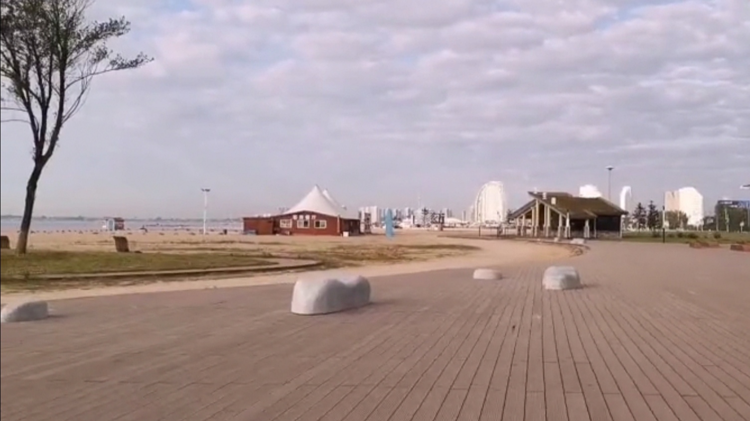 山海关站离东戴河有多远,东戴河海边能看日出吗