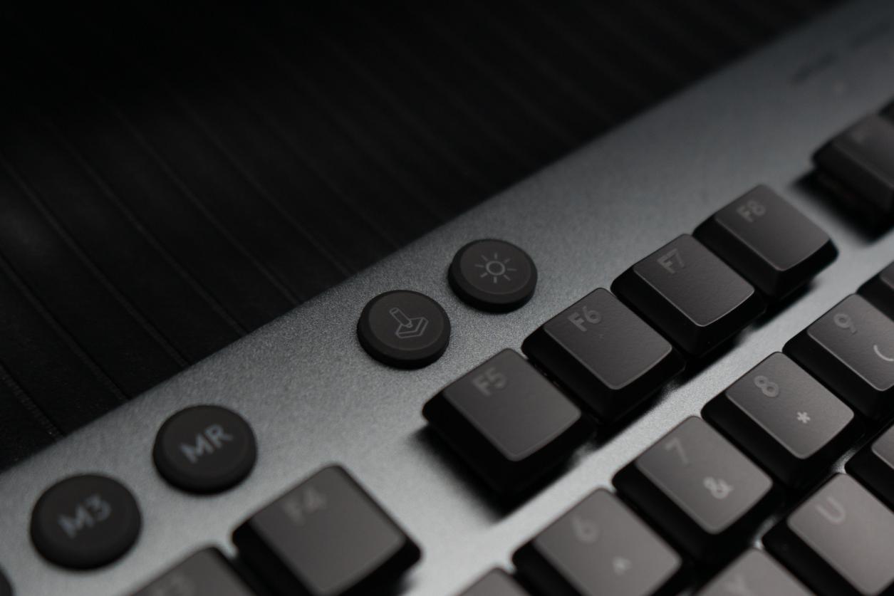 罗技矮轴键盘g813,罗技g813灯光旁边的那个键是什么