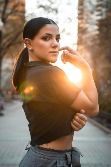 18岁女孩每隔十天又流血,18岁女孩一个月月经来二次