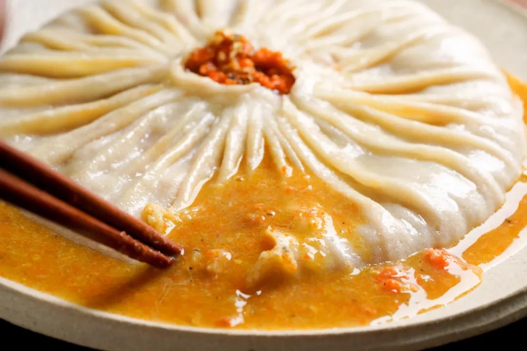 这么大的蟹粉灌汤包你吃过吗,用蟹粉烹制美味可口的蟹粉汤包