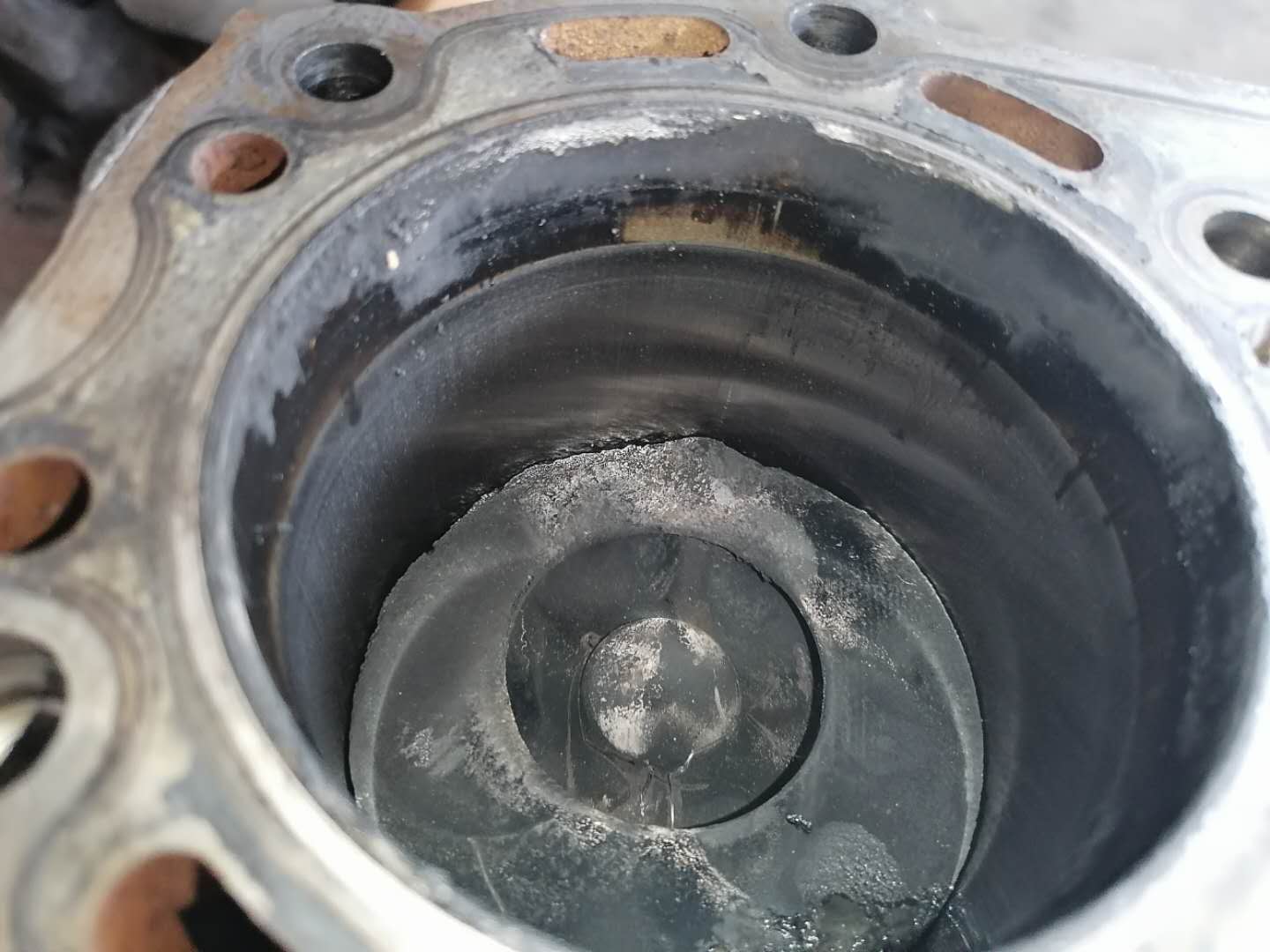 才跑4万公里货车烧机油怎么回事,发动机烧机油活塞发黑