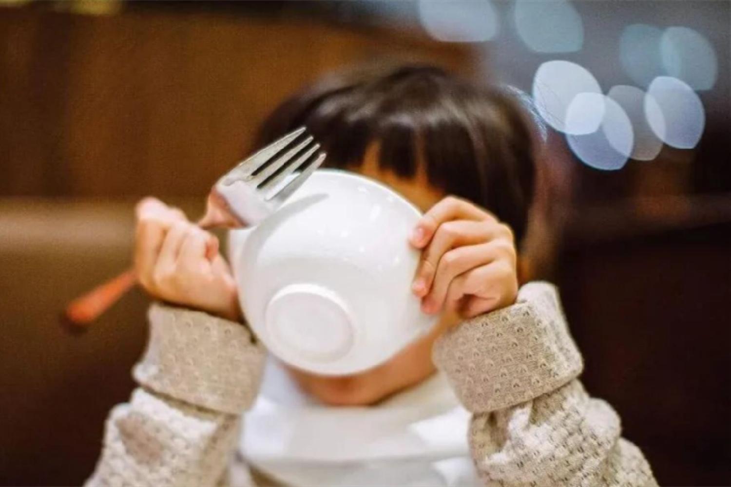 宝宝吃脏东西怎么教育,宝宝自主进食吃得少