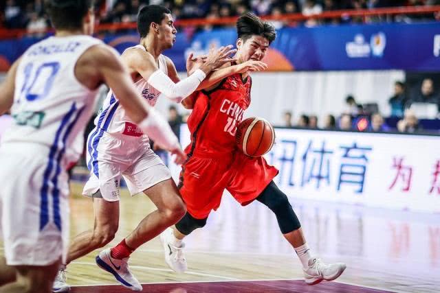 18岁小将国青砍16分13板,郭艾伦17分六板