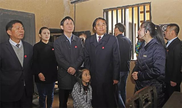 记者拍下照片，方知他是主席外孙，在亚运村当服务员拒绝组织帮助