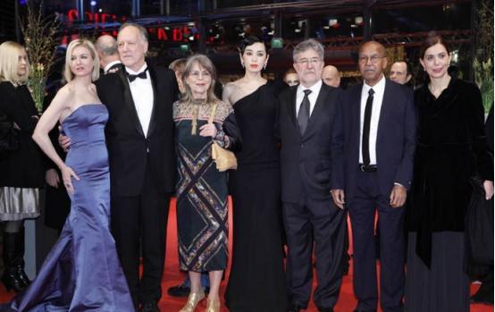 “狼女”余男的生猛史，从性感*物尤**到顶级影后，这四个男人太重要