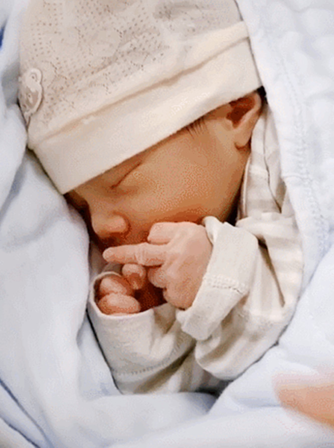 宝宝刚出生一个手势惊呆众人,婴儿刚出生的手势