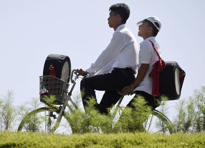 朝鲜骑自行车的模样,朝鲜街头摩托