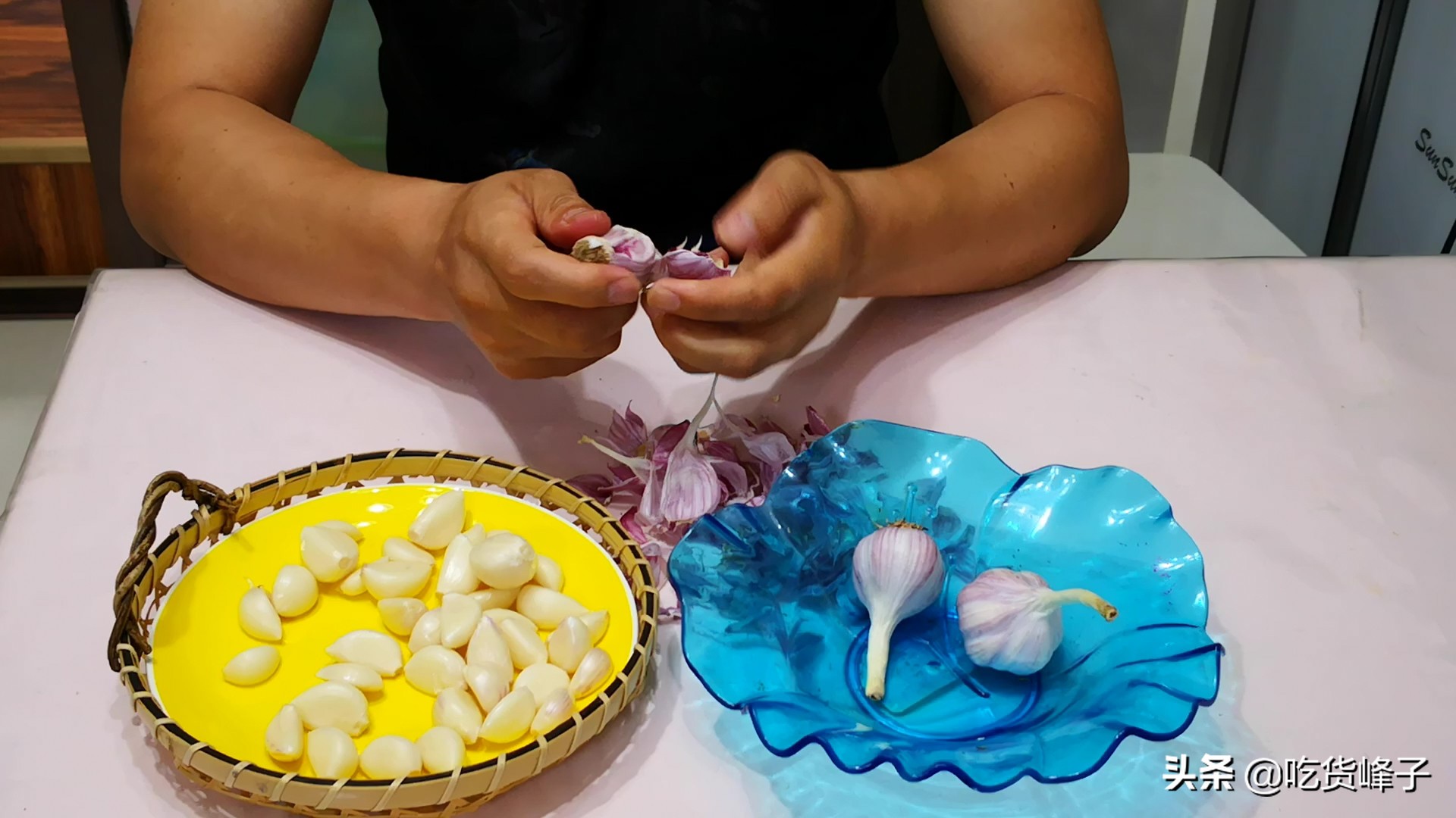 今天才知道,大蒜上有个按钮,轻轻一按蒜皮就掉下来,快速又干净