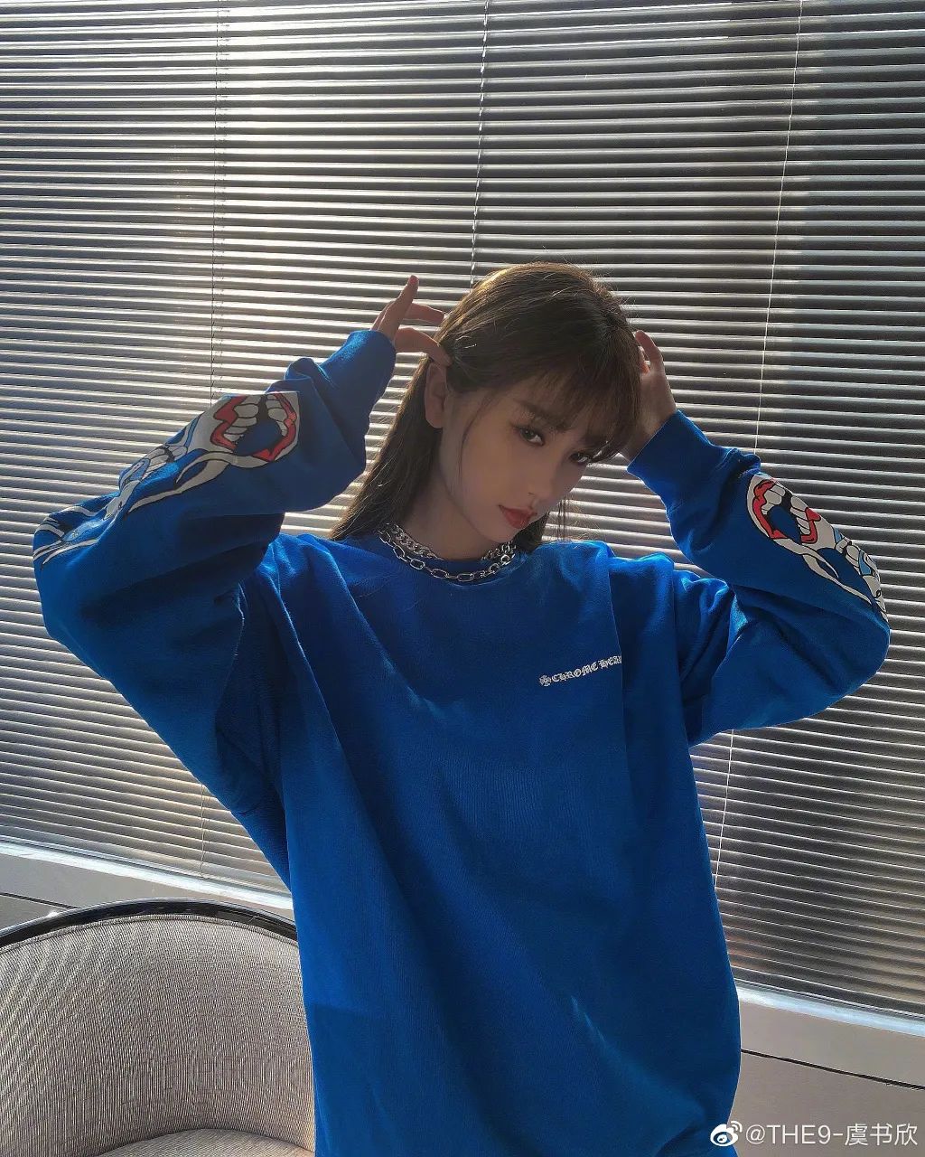 虞书欣说蝴蝶结是她的标志,虞书欣戴发箍