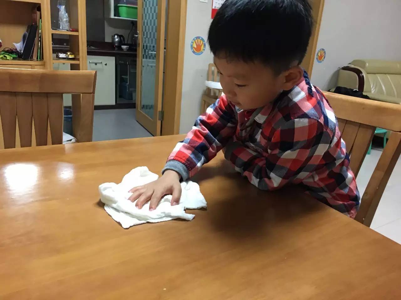 孩子饿醒后哭也不管用，独自跑去厨房，接下来的做法惹笑网友