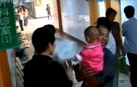 1岁半女童身怀9斤“胎儿”，手术医生刚打开肚子：自己就跳出来了