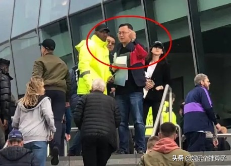 章泽天国外生活很惬意看球赛忙应酬，网友：简直就是在度假