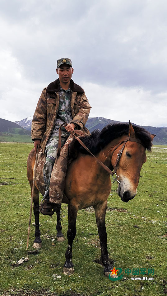 雪山见证，这是草原九班的“牧马青春”