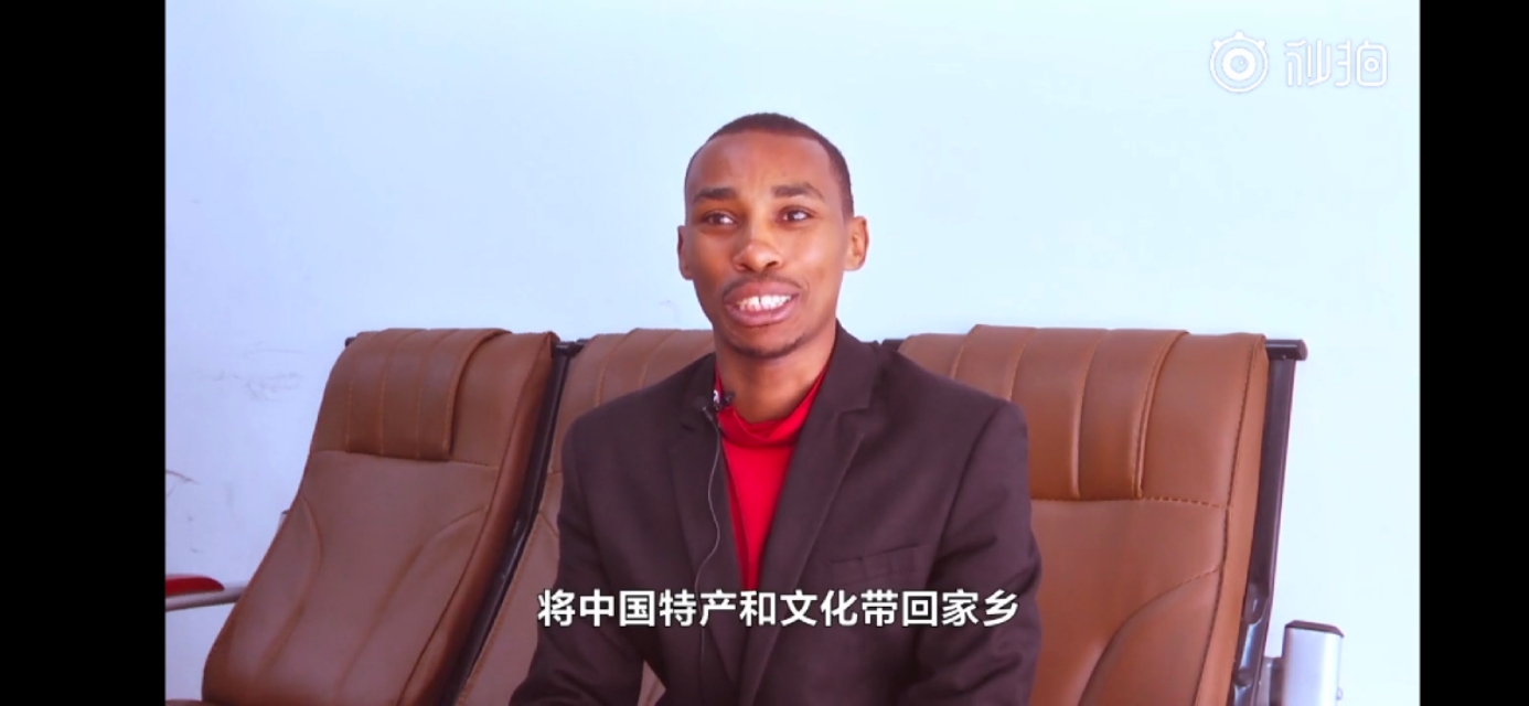 这个勤劳的非洲小伙靠着代购，月入十万