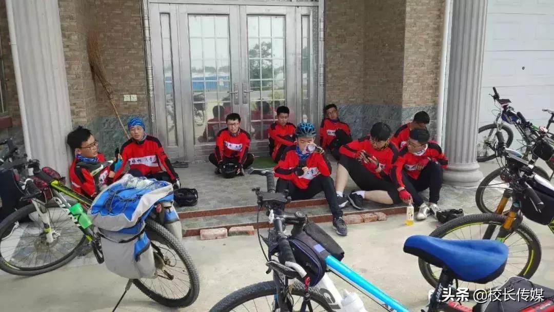 80后老师带11名毕业生骑行1800公里,家长被气住院,有人流泪