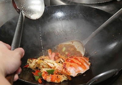 大厨怎么吃螃蟹的详细步骤,酱爆螃蟹的做法和配料