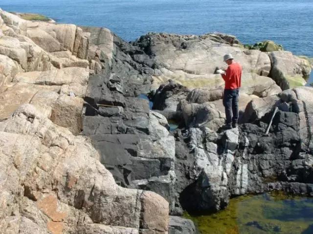 常见岩浆岩鉴别特征图片,常见岩浆岩的认识和鉴定实验报告