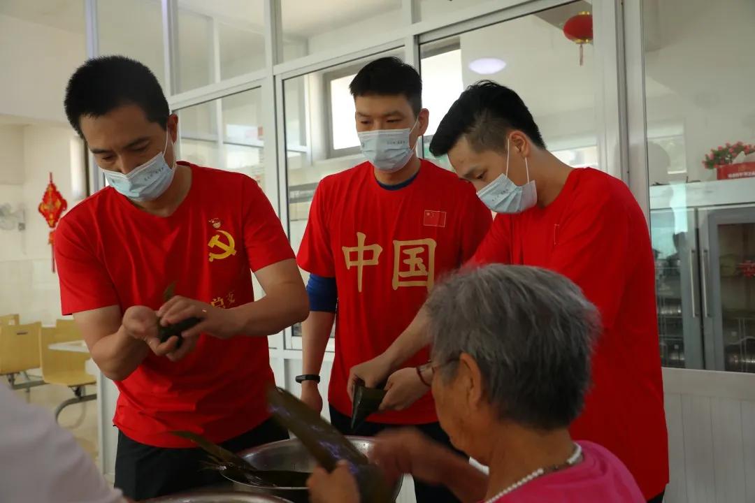 足球协会爱心活动,端午节民间爱心艺术团慰问敬老院