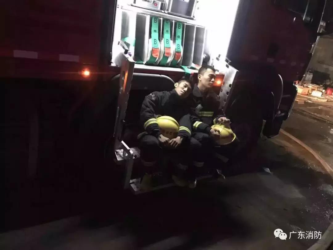 大火冲来，跳下悬崖……24个90后、2个00后、1个80后的最后朋友圈