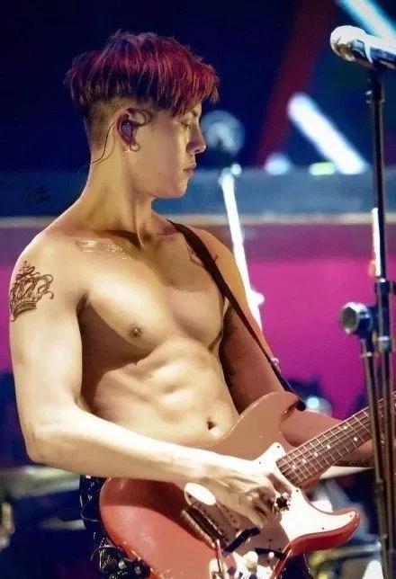 李现有没有腹肌,李现的真腹肌