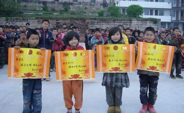 孩子带回奖状，仔细一看却发现错别字，宝妈：学校差点就闹出笑话