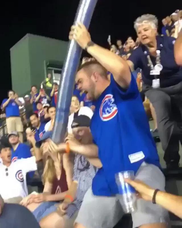 棒球比赛每个垒上都站人吗,棒球比赛几个人一队