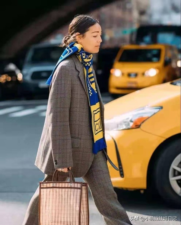 围巾比较长的戴法,戴围巾脖子瘆得慌咋整