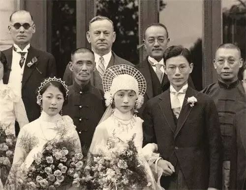 上海复旦大学校花开车去新天地,从外滩下来的复旦校花