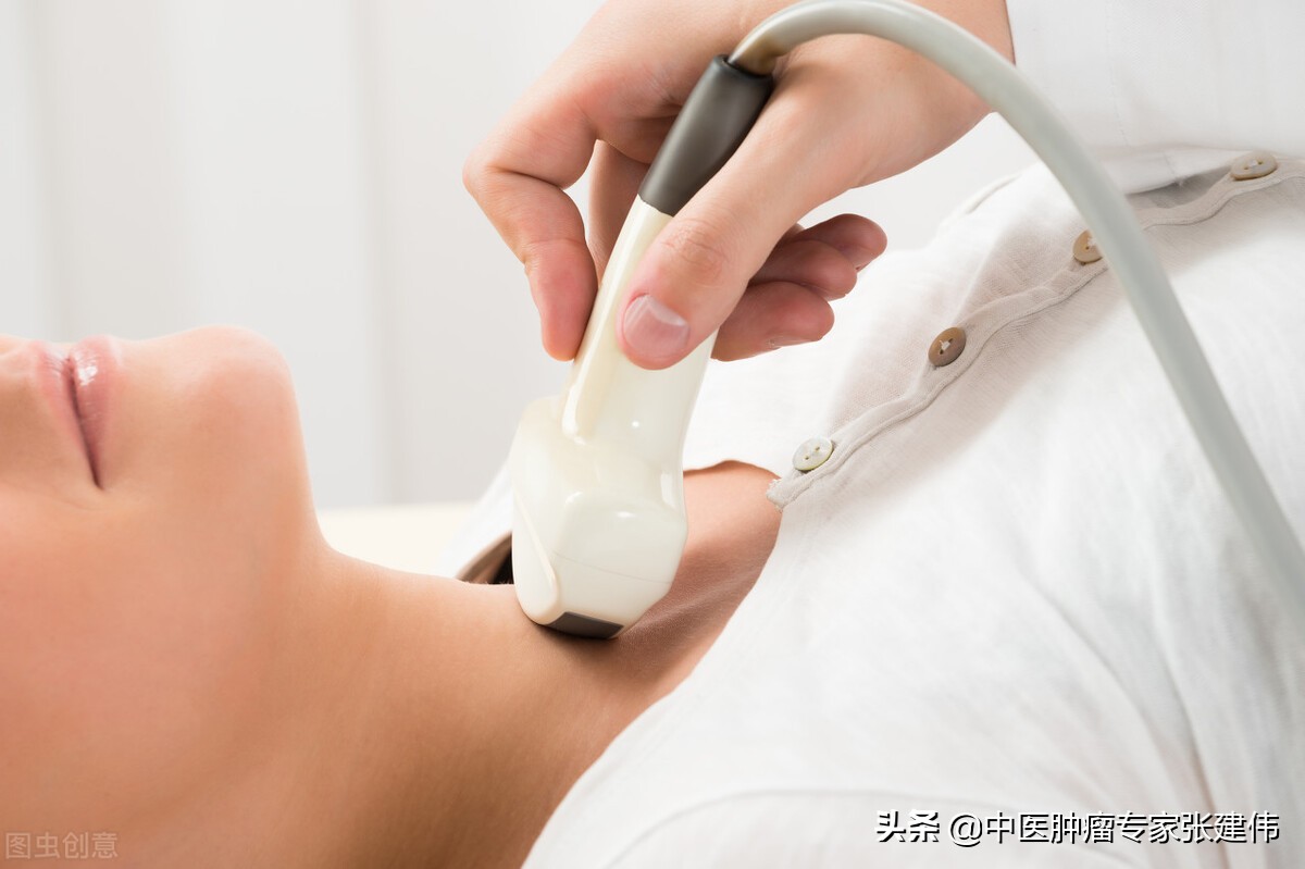 摸到脖子上有个鼓包,脖子喉结下方鼓包不痛不痒