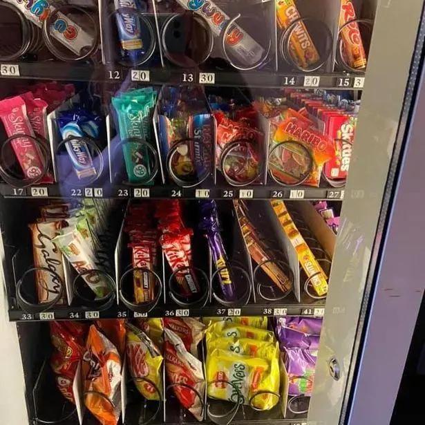 为防孩子吃太多零食，英国机智母亲买了台自动售货机回家