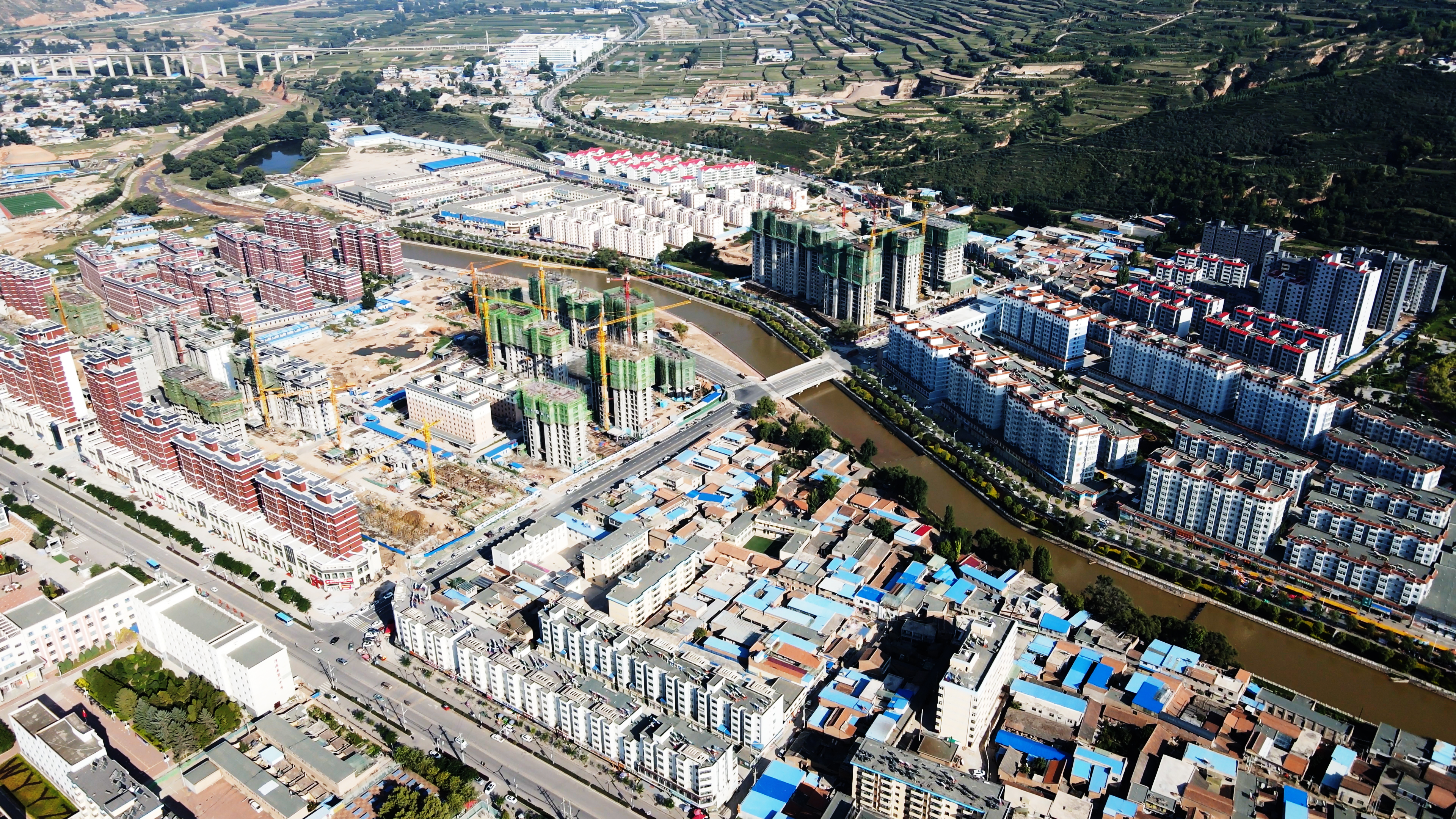 罗源这个小区的面积比城市还要大海景及高铁傍身却依旧空空荡荡