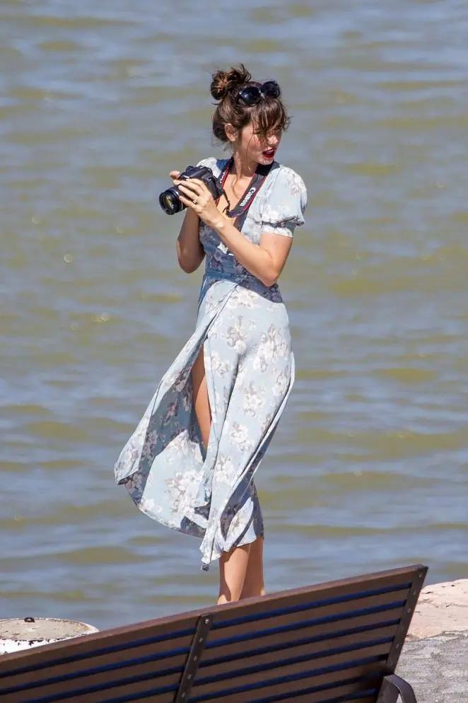 没1米7也能穿出大长腿，与大本甜蜜街拍不断，安娜心机造型学起来