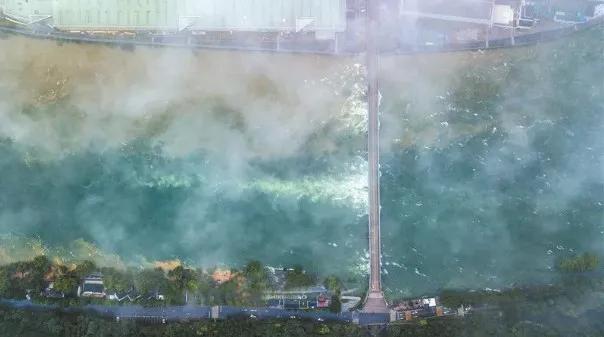 9孔全开水库泄洪,9孔全开